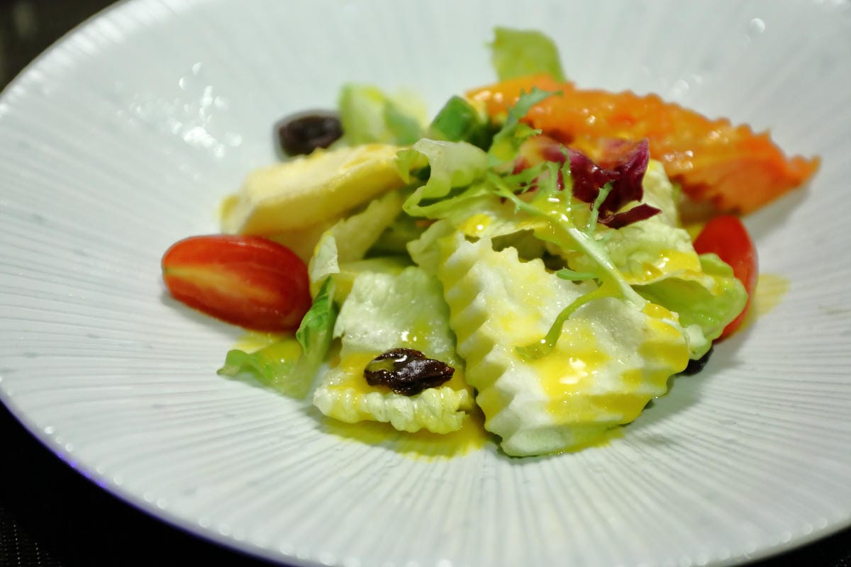 【食||台北】百家樂鐵板燒〜台北鐵板燒。精緻鐵板料理，高CP值海陸全餐，就是給你一整隻活龍蝦！