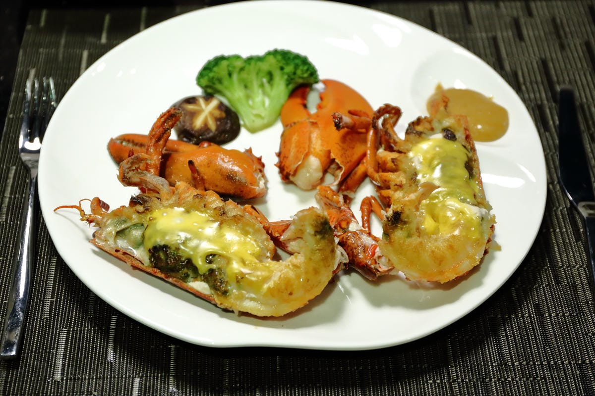 【食||台北】百家樂鐵板燒〜台北鐵板燒。精緻鐵板料理，高CP值海陸全餐，就是給你一整隻活龍蝦！