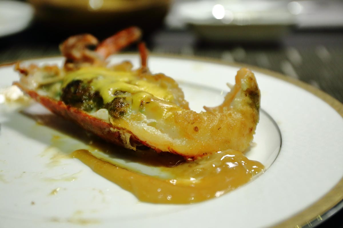 【食||台北】百家樂鐵板燒〜台北鐵板燒。精緻鐵板料理，高CP值海陸全餐，就是給你一整隻活龍蝦！