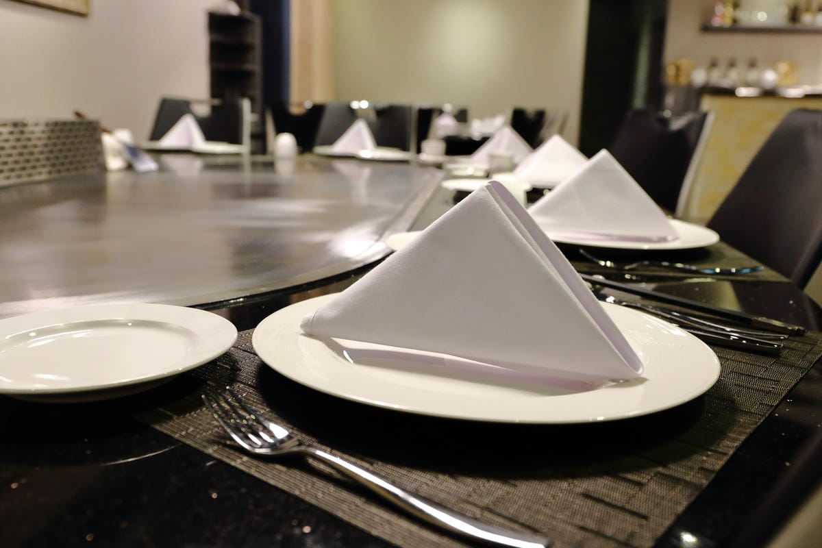 【食||台北】百家樂鐵板燒〜台北鐵板燒。精緻鐵板料理，高CP值海陸全餐，就是給你一整隻活龍蝦！