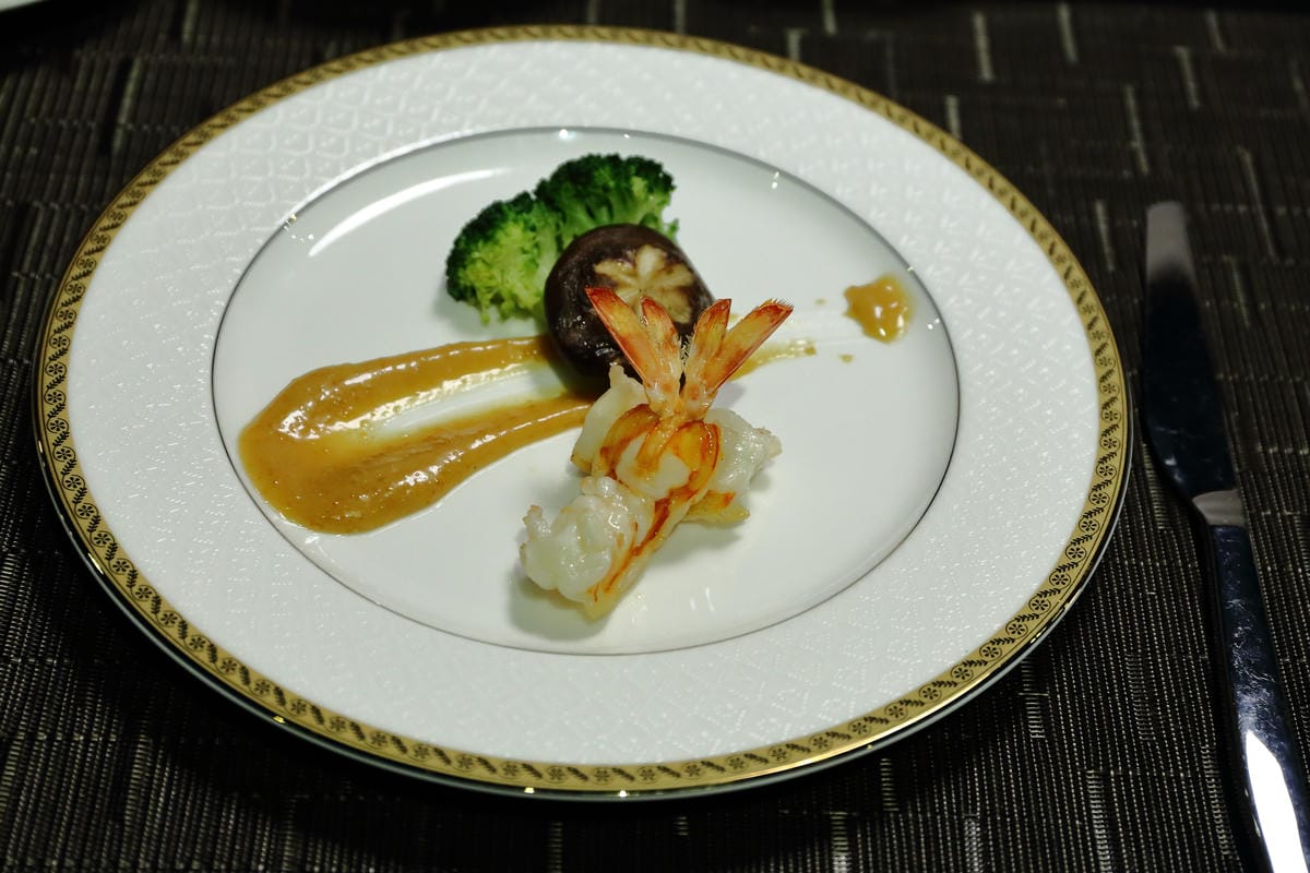 【食||台北】百家樂鐵板燒〜台北鐵板燒。精緻鐵板料理，高CP值海陸全餐，就是給你一整隻活龍蝦！