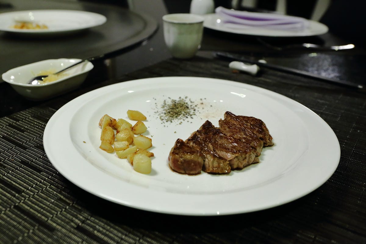 【食||台北】百家樂鐵板燒〜台北鐵板燒。精緻鐵板料理，高CP值海陸全餐，就是給你一整隻活龍蝦！