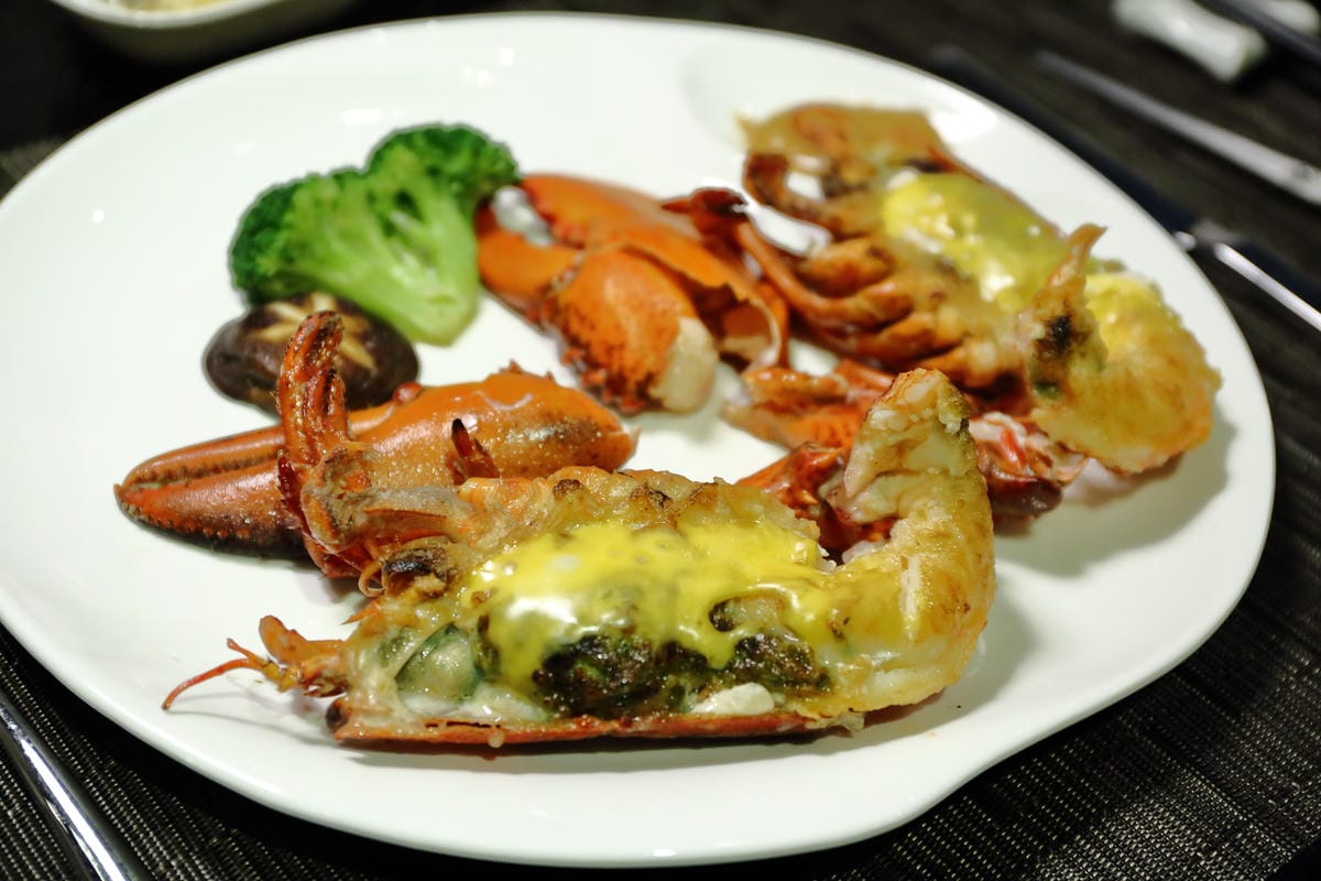 【食||台北】百家樂鐵板燒〜台北鐵板燒。精緻鐵板料理，高CP值海陸全餐，就是給你一整隻活龍蝦！