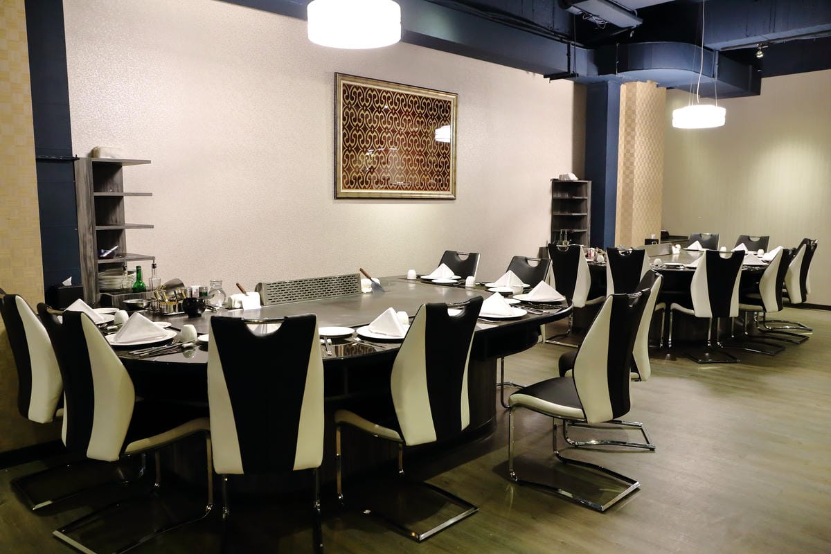 【食||台北】百家樂鐵板燒〜台北鐵板燒。精緻鐵板料理，高CP值海陸全餐，就是給你一整隻活龍蝦！