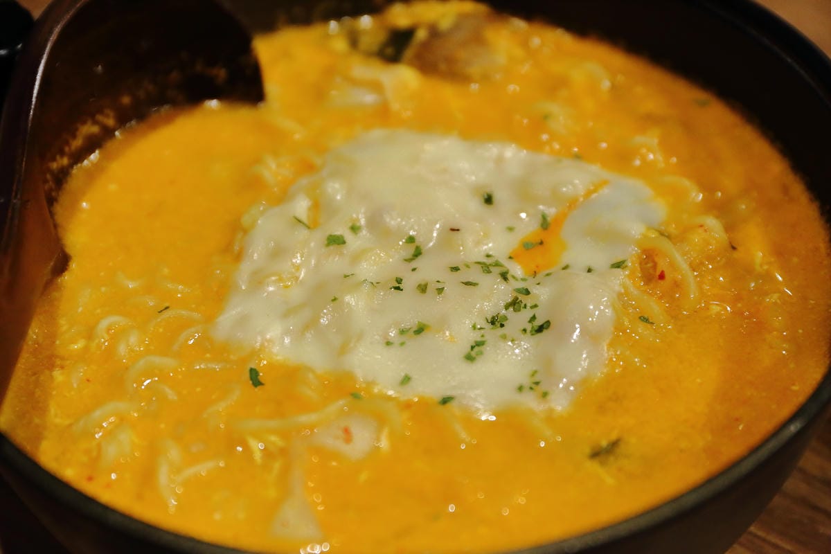 【食||永和】鬍子茶Who’s Tea～從台中發跡的新型態複合式餐飲來了，樂華商圈新開幕！早午餐/下午茶/無線wifi/免費插座/不限時(已歇業)