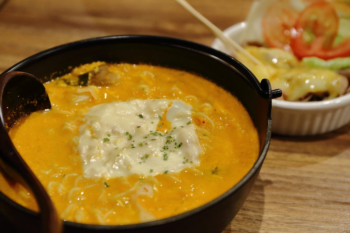 【食||永和】鬍子茶Who’s Tea～從台中發跡的新型態複合式餐飲來了，樂華商圈新開幕！早午餐/下午茶/無線wifi/免費插座/不限時(已歇業)