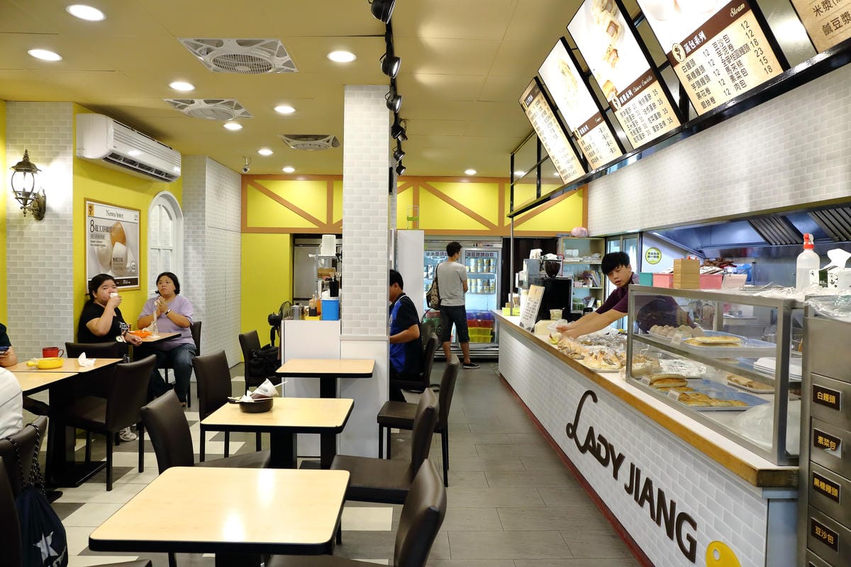 【食||板橋】漿夫人永和豆漿～人氣宵夜早餐！只賣宵夜場的豆漿？一到晚上就聚集了很多夜貓子…