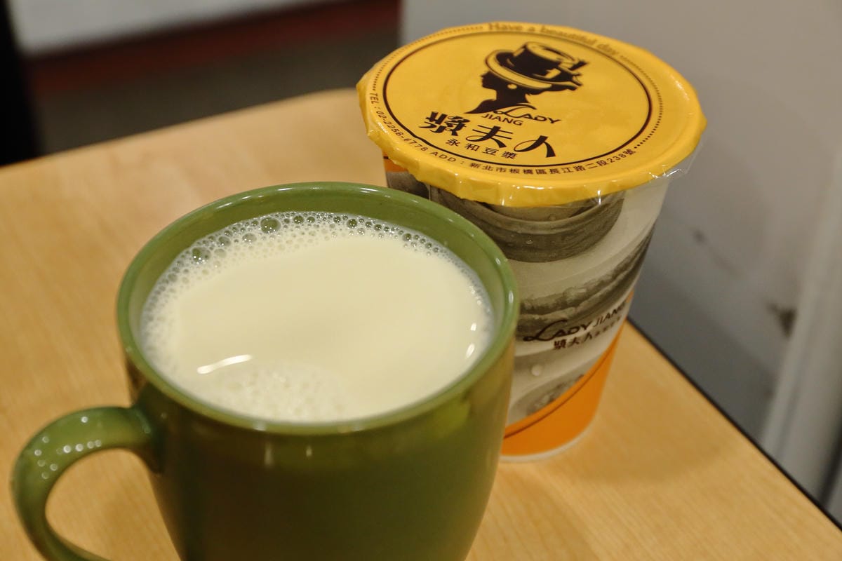 【食||板橋】漿夫人永和豆漿～人氣宵夜早餐！只賣宵夜場的豆漿？一到晚上就聚集了很多夜貓子…