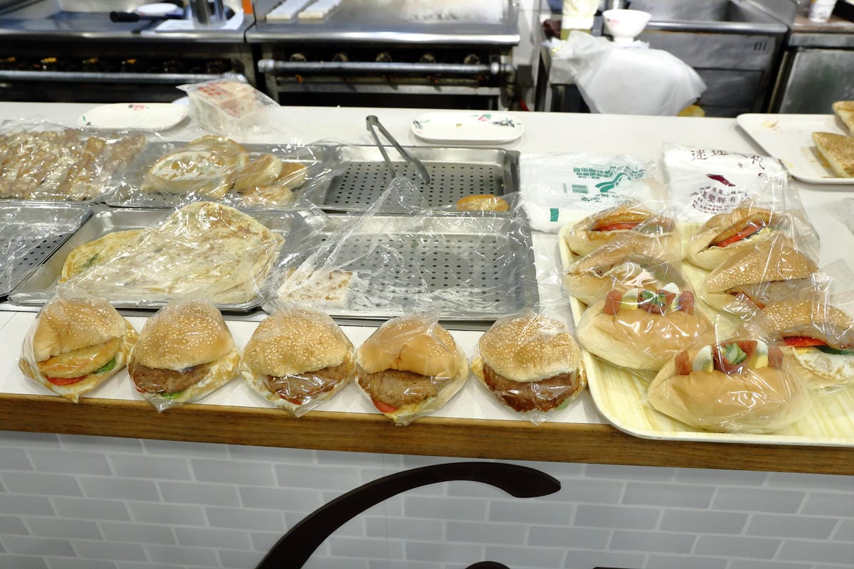 【食||板橋】漿夫人永和豆漿～人氣宵夜早餐！只賣宵夜場的豆漿？一到晚上就聚集了很多夜貓子…