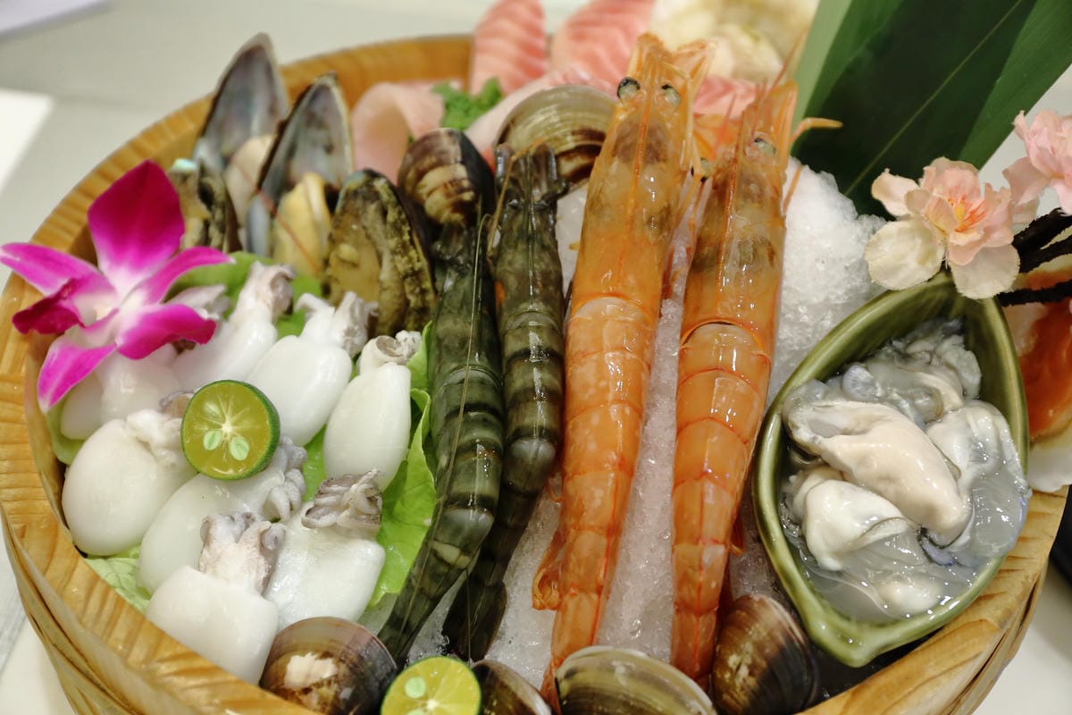 【食。板橋】樂聚鍋物〜板橋火鍋新開幕。一共9種海鮮的無敵海鮮盤，超澎湃又超高CP值的海陸火鍋！(已歇業)
