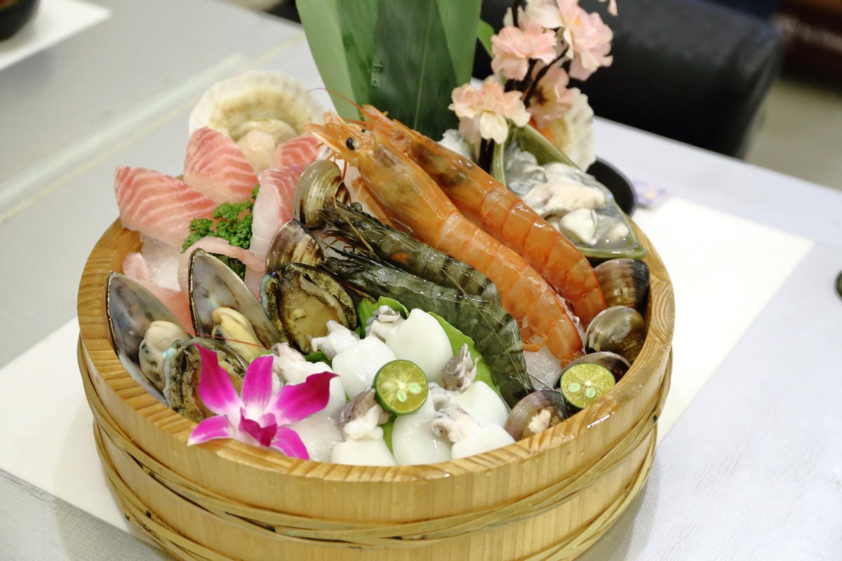 【食。板橋】樂聚鍋物〜板橋火鍋新開幕。一共9種海鮮的無敵海鮮盤，超澎湃又超高CP值的海陸火鍋！(已歇業)