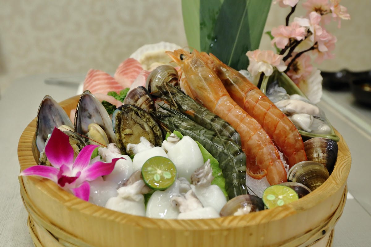 【食。板橋】樂聚鍋物〜板橋火鍋新開幕。一共9種海鮮的無敵海鮮盤，超澎湃又超高CP值的海陸火鍋！(已歇業)