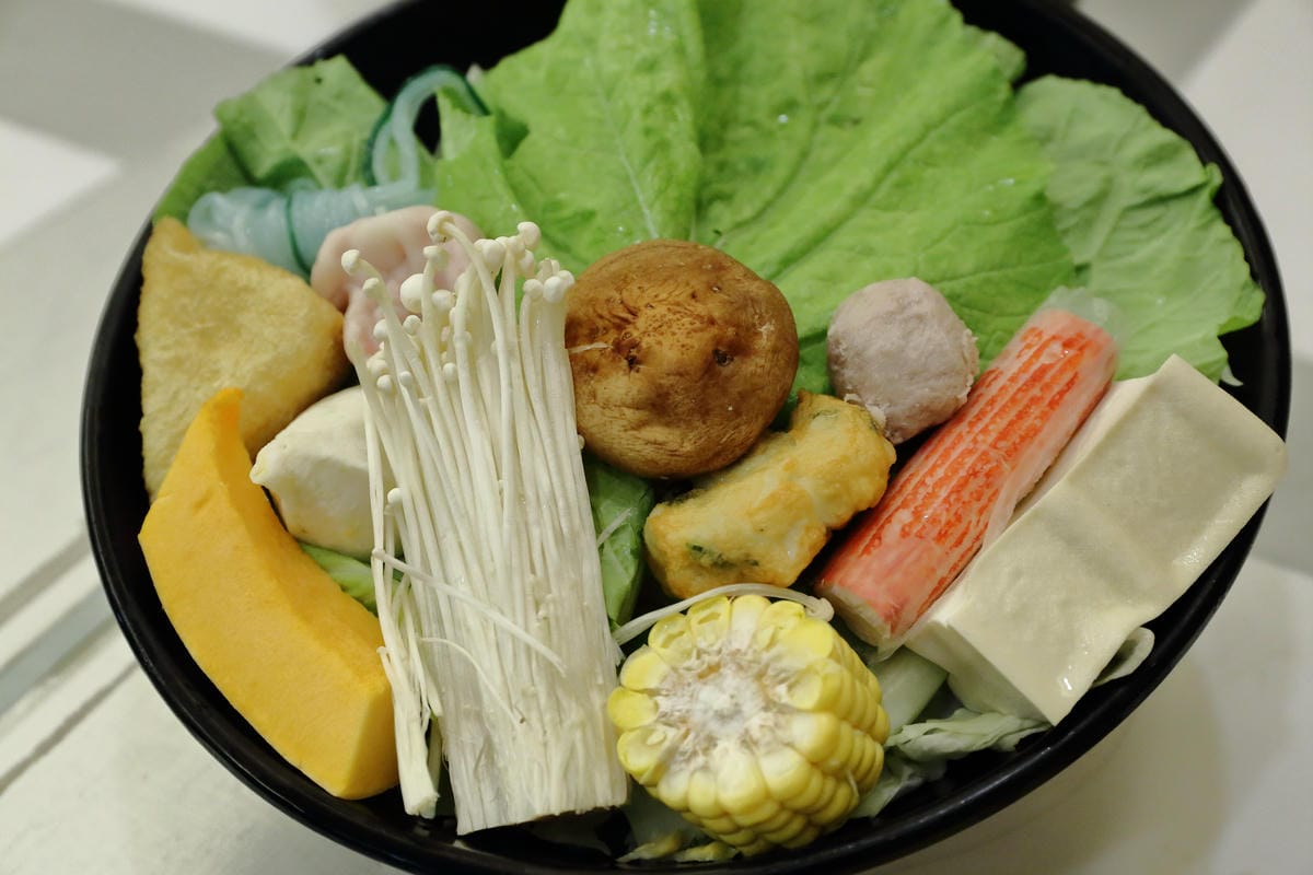 【食。板橋】樂聚鍋物〜板橋火鍋新開幕。一共9種海鮮的無敵海鮮盤，超澎湃又超高CP值的海陸火鍋！(已歇業)