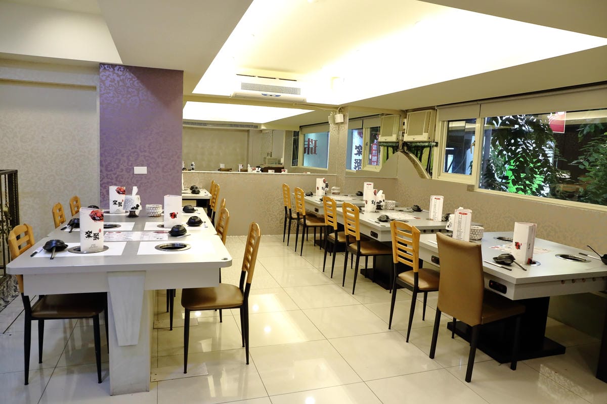 【食。板橋】樂聚鍋物〜板橋火鍋新開幕。一共9種海鮮的無敵海鮮盤，超澎湃又超高CP值的海陸火鍋！(已歇業)