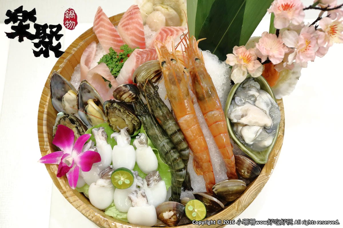 【食。板橋】樂聚鍋物〜板橋火鍋新開幕。一共9種海鮮的無敵海鮮盤，超澎湃又超高CP值的海陸火鍋！(已歇業)