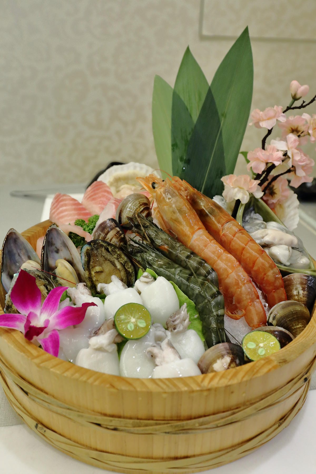 【食。板橋】樂聚鍋物〜板橋火鍋新開幕。一共9種海鮮的無敵海鮮盤，超澎湃又超高CP值的海陸火鍋！(已歇業)