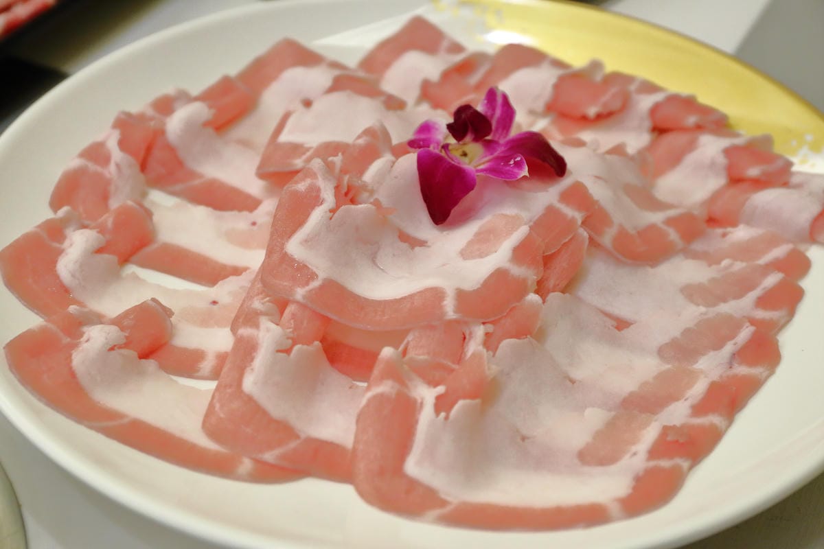 【食。板橋】樂聚鍋物〜板橋火鍋新開幕。一共9種海鮮的無敵海鮮盤，超澎湃又超高CP值的海陸火鍋！(已歇業)