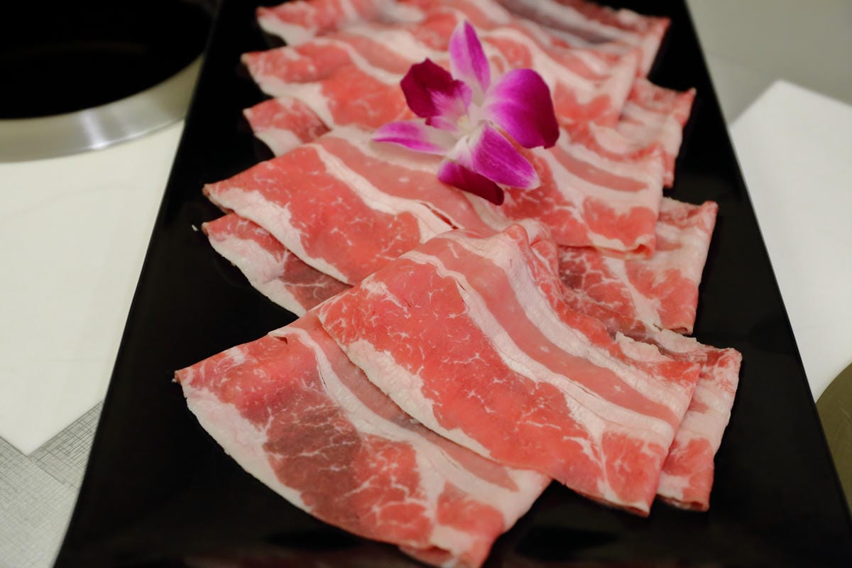 【食。板橋】樂聚鍋物〜板橋火鍋新開幕。一共9種海鮮的無敵海鮮盤，超澎湃又超高CP值的海陸火鍋！(已歇業)