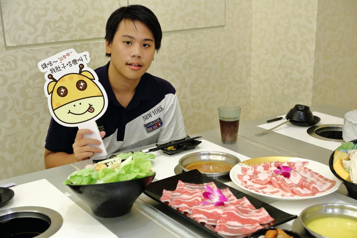 【食。板橋】樂聚鍋物〜板橋火鍋新開幕。一共9種海鮮的無敵海鮮盤，超澎湃又超高CP值的海陸火鍋！(已歇業)