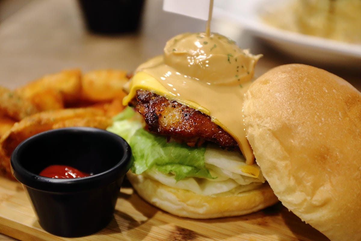 【食。台北】At • First Brunch 緣來〜雙連早午餐。隱藏在巷弄的懷舊風小店，平價人氣早午餐/義大利麵/漢堡