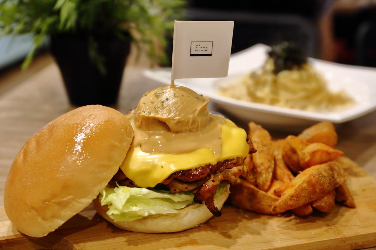 【食。台北】At • First Brunch 緣來〜雙連早午餐。隱藏在巷弄的懷舊風小店，平價人氣早午餐/義大利麵/漢堡