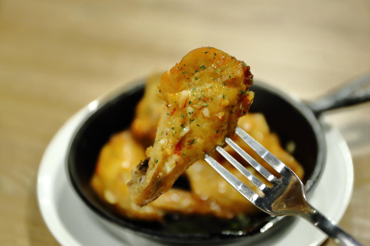 【食。板橋】Ethan’s 義式料理〜亞東醫院站美食。大份量平價義式料理,巨無霸魷魚麵整隻上桌!