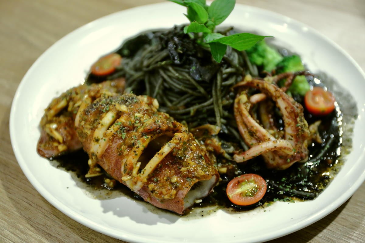 【食。板橋】Ethan’s 義式料理〜亞東醫院站美食。大份量平價義式料理,巨無霸魷魚麵整隻上桌!