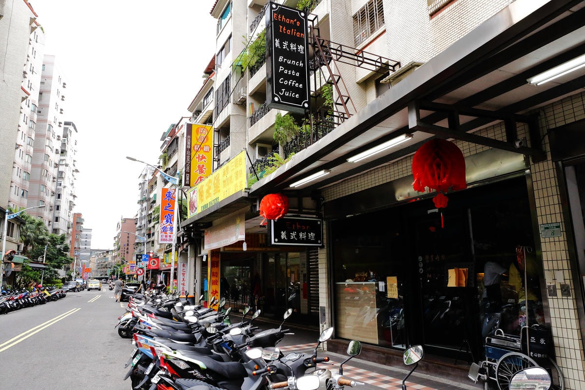 【食。板橋】Ethan’s 義式料理〜亞東醫院站美食。大份量平價義式料理,巨無霸魷魚麵整隻上桌!