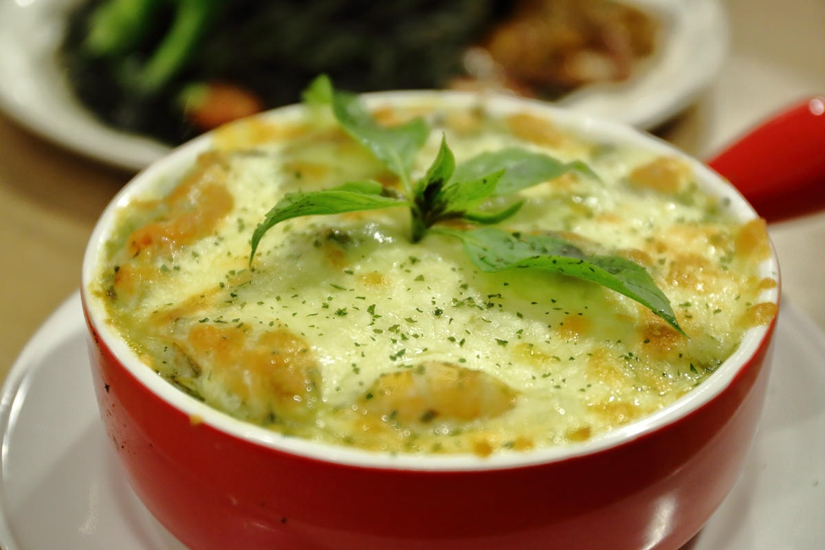 【食。板橋】Ethan’s 義式料理〜亞東醫院站美食。大份量平價義式料理,巨無霸魷魚麵整隻上桌!