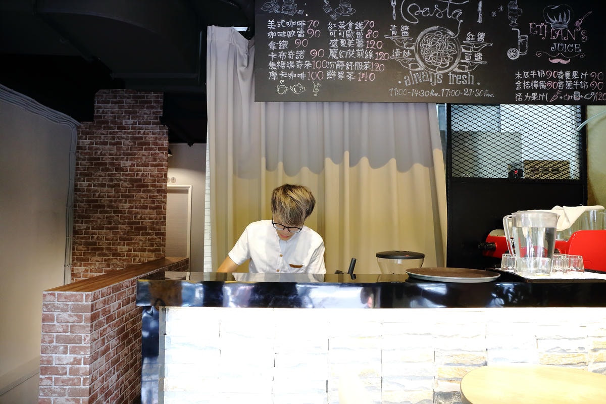 【食。板橋】Ethan’s 義式料理〜亞東醫院站美食。大份量平價義式料理,巨無霸魷魚麵整隻上桌!