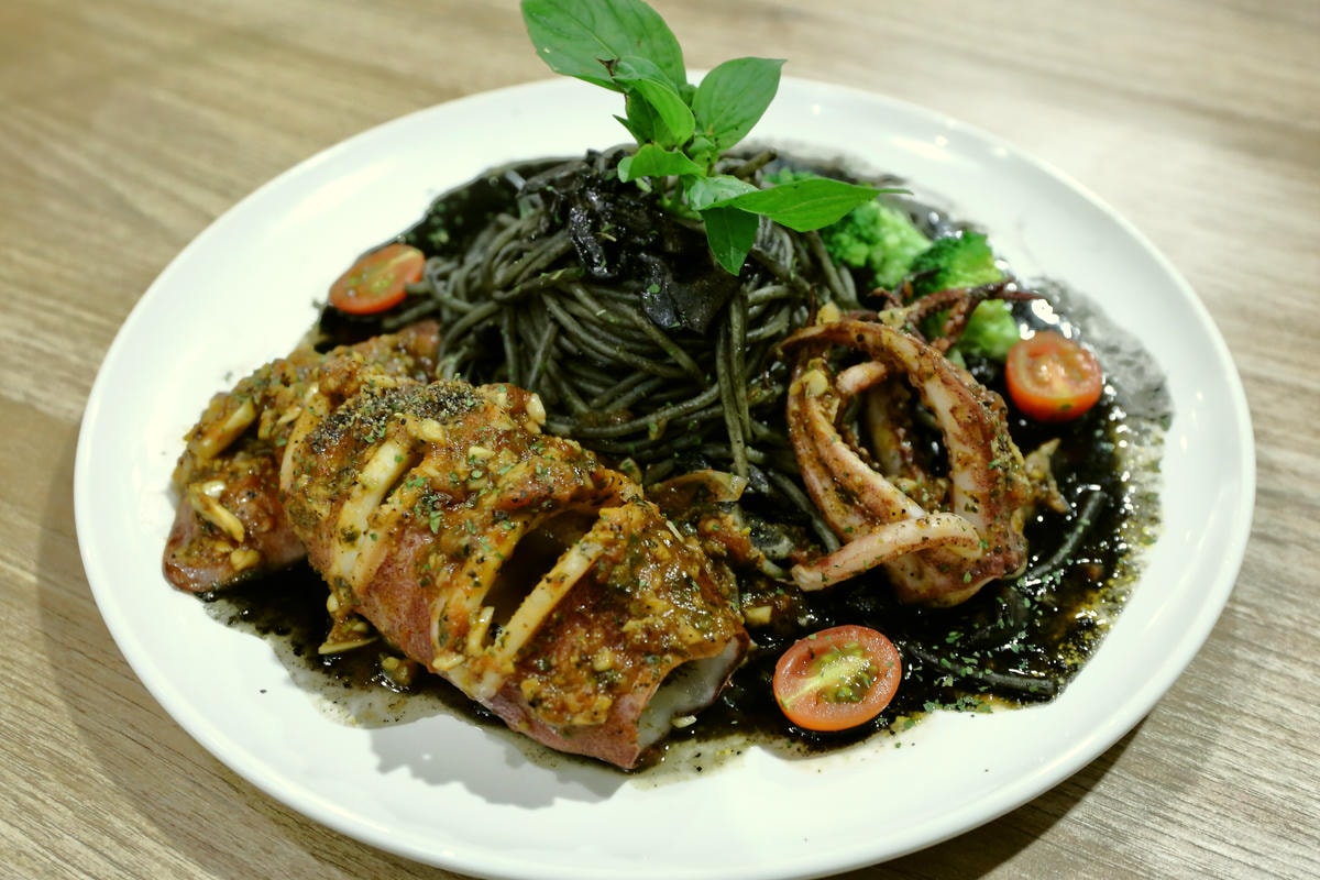 【食。板橋】Ethan’s 義式料理〜亞東醫院站美食。大份量平價義式料理,巨無霸魷魚麵整隻上桌!