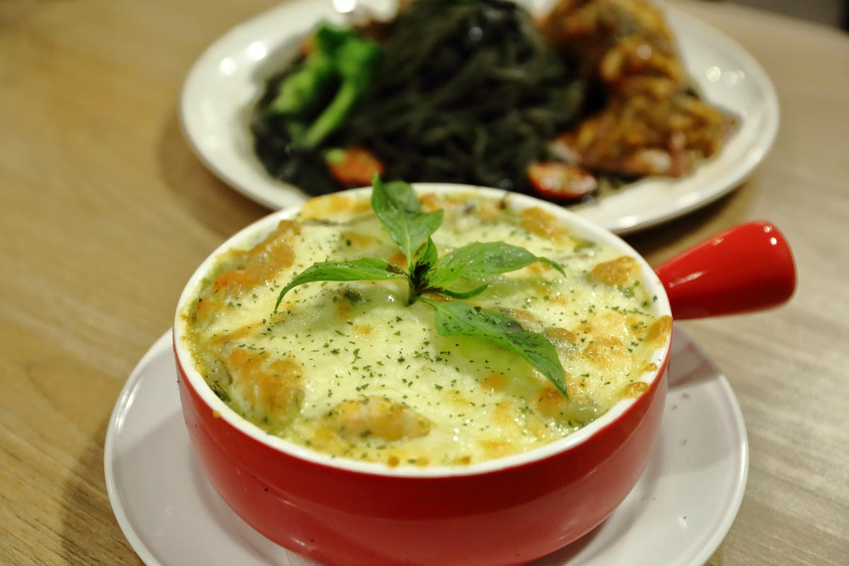 【食。板橋】Ethan’s 義式料理〜亞東醫院站美食。大份量平價義式料理,巨無霸魷魚麵整隻上桌!