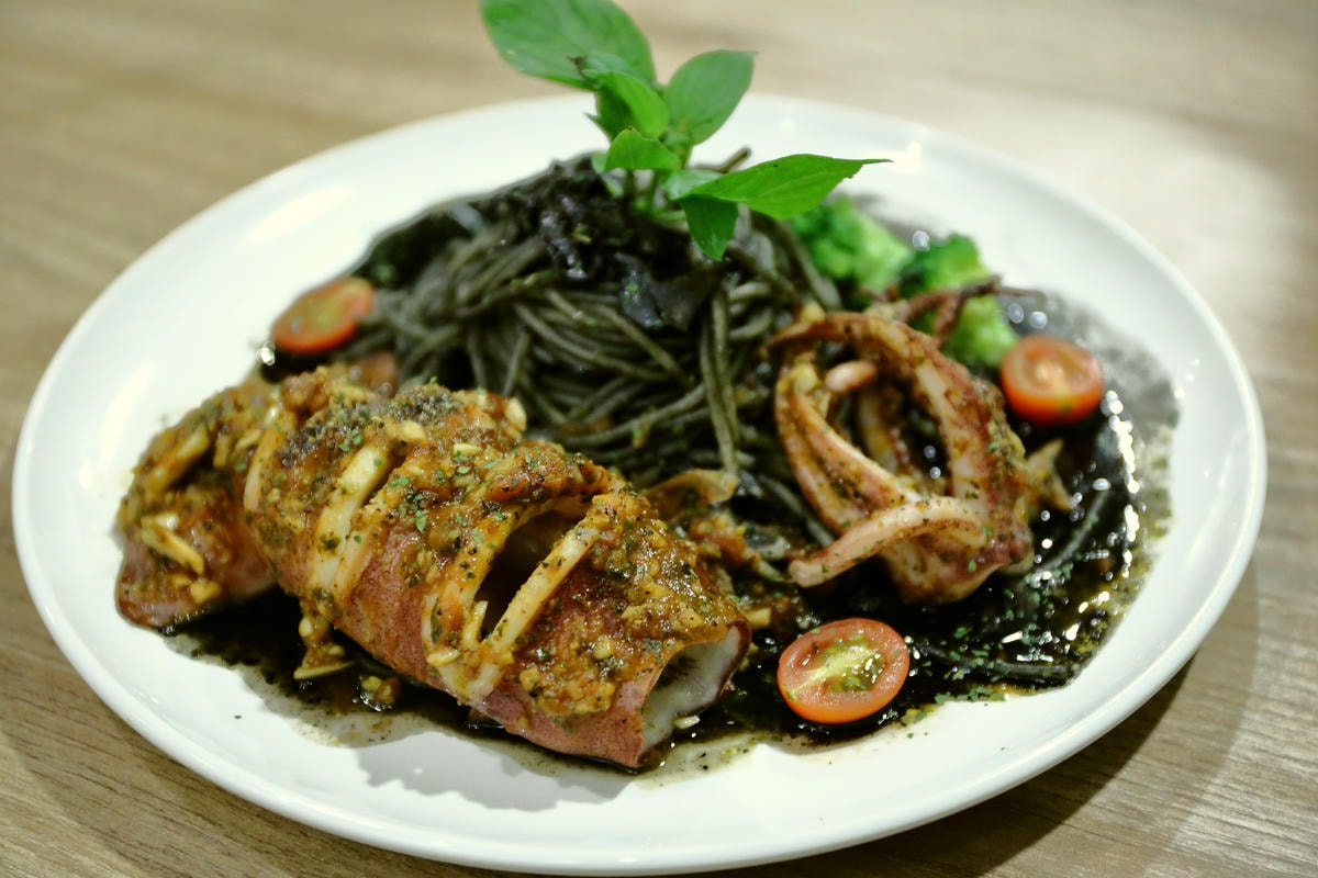 【食。板橋】Ethan’s 義式料理〜亞東醫院站美食。大份量平價義式料理,巨無霸魷魚麵整隻上桌!