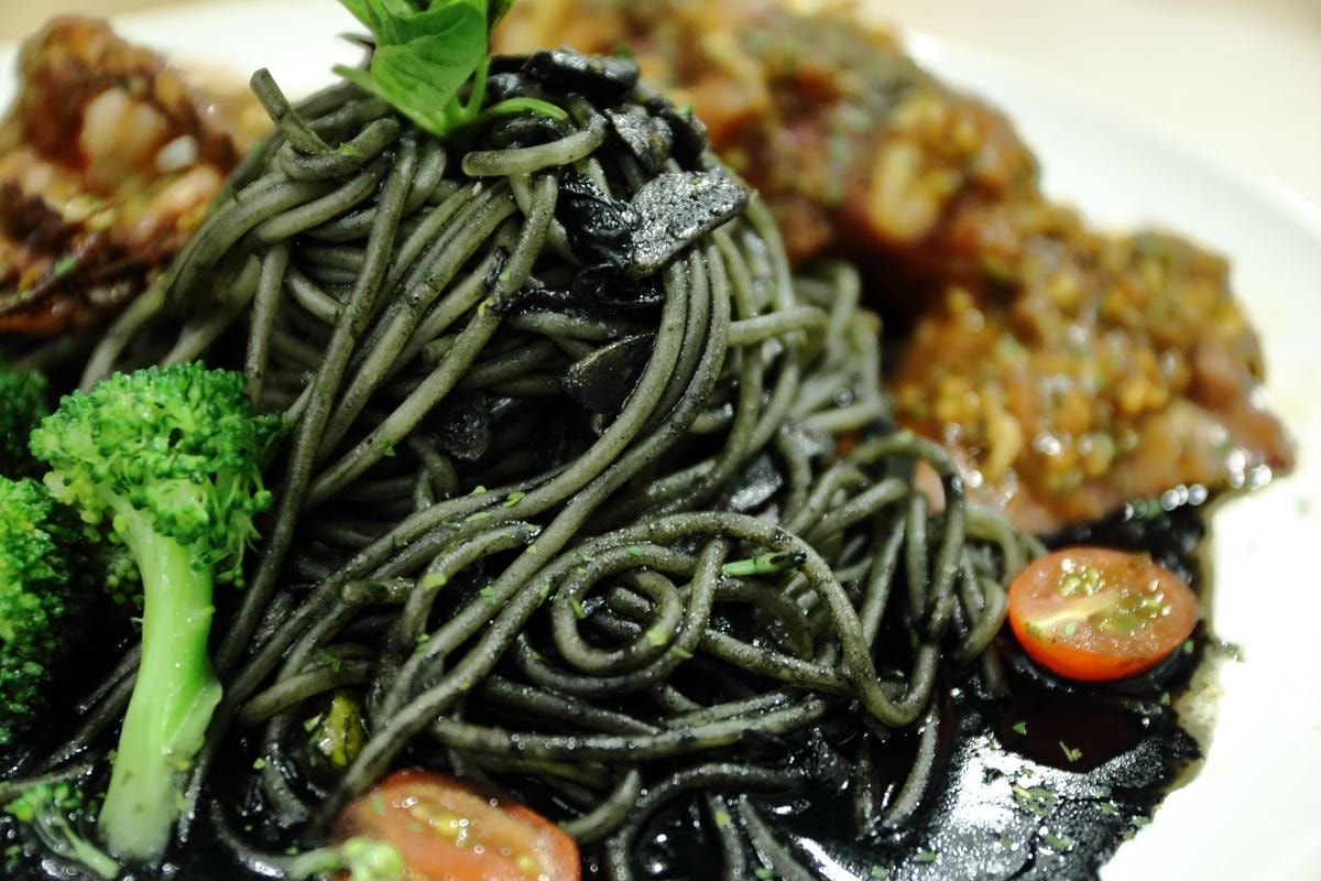 【食。板橋】Ethan’s 義式料理〜亞東醫院站美食。大份量平價義式料理,巨無霸魷魚麵整隻上桌!