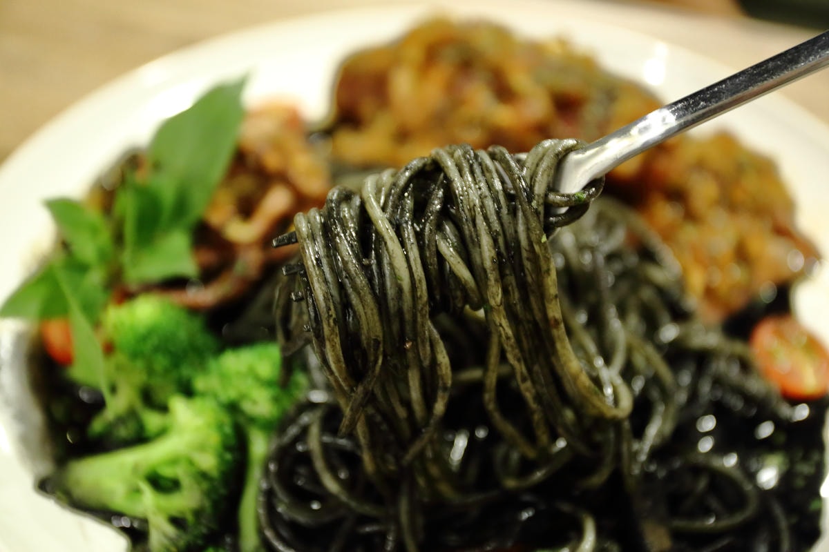 【食。板橋】Ethan’s 義式料理〜亞東醫院站美食。大份量平價義式料理,巨無霸魷魚麵整隻上桌!