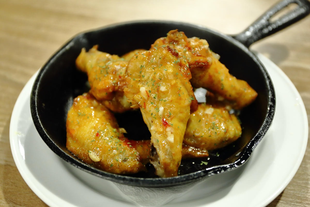 【食。板橋】Ethan’s 義式料理〜亞東醫院站美食。大份量平價義式料理,巨無霸魷魚麵整隻上桌!