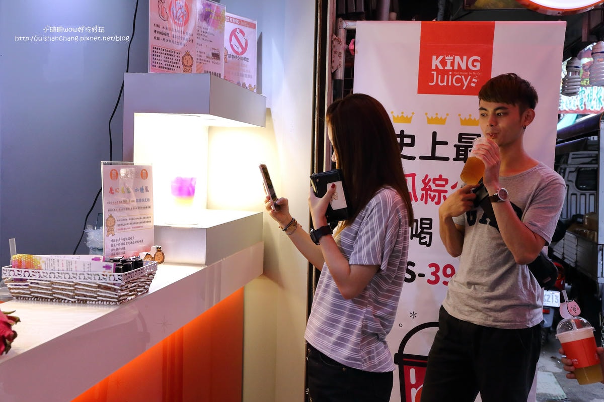 【食。台中】KING Juicy〜逢甲夜市美食新開幕!健康新概念注入果汁,無塵室新鮮現打/卡哇伊小動物趣味造型吸管套免費送,創造可愛回憶/便當街/現打果汁/國王特調果汁(已歇業)