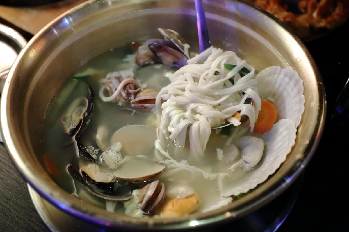 【食。台北】Pocha 韓式熱炒 포차～東區韓式熱炒 2店。不用飛韓國就可以吃到海鮮貝類鍋，海鮮多到滿出來……