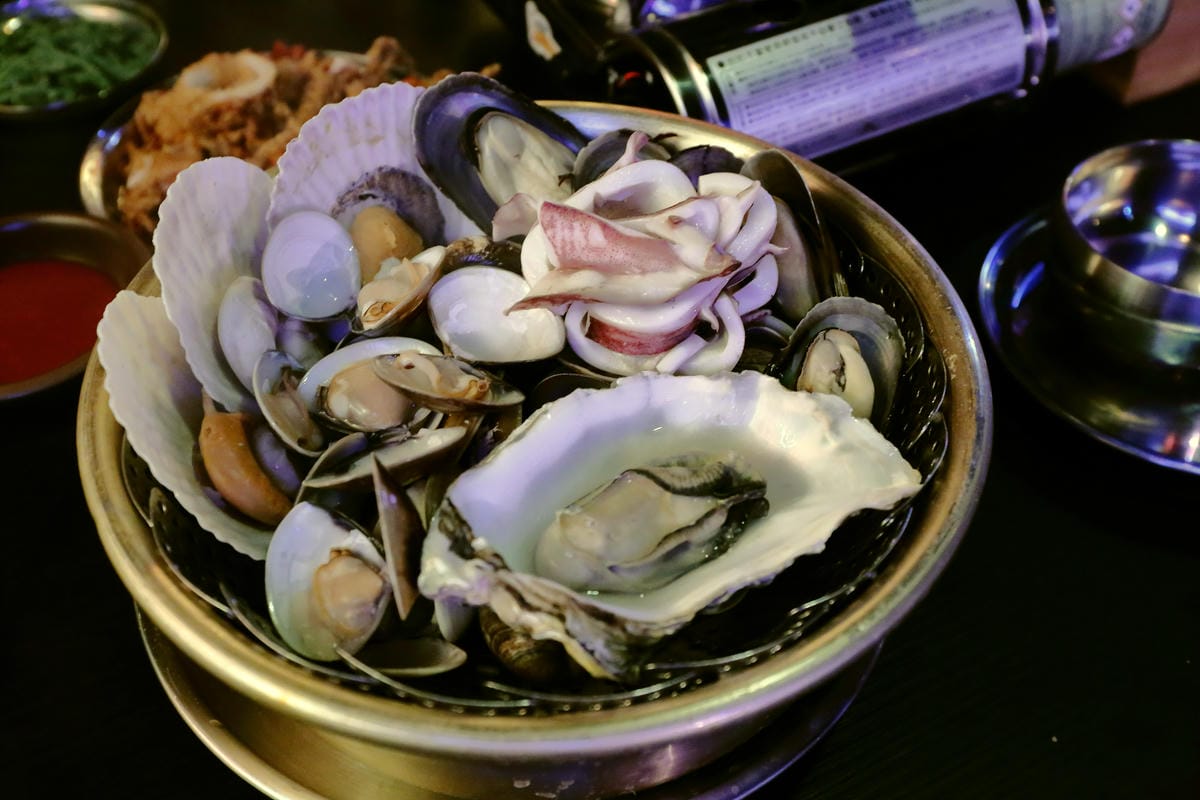 【食。台北】Pocha 韓式熱炒 포차～東區韓式熱炒 2店。不用飛韓國就可以吃到海鮮貝類鍋，海鮮多到滿出來……