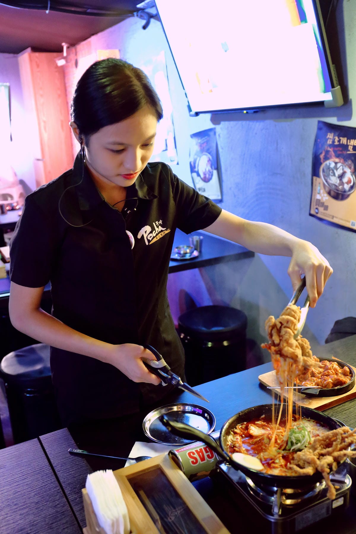 【食。台北】Pocha 韓式熱炒 포차～東區韓式熱炒 2店。不用飛韓國就可以吃到海鮮貝類鍋，海鮮多到滿出來……