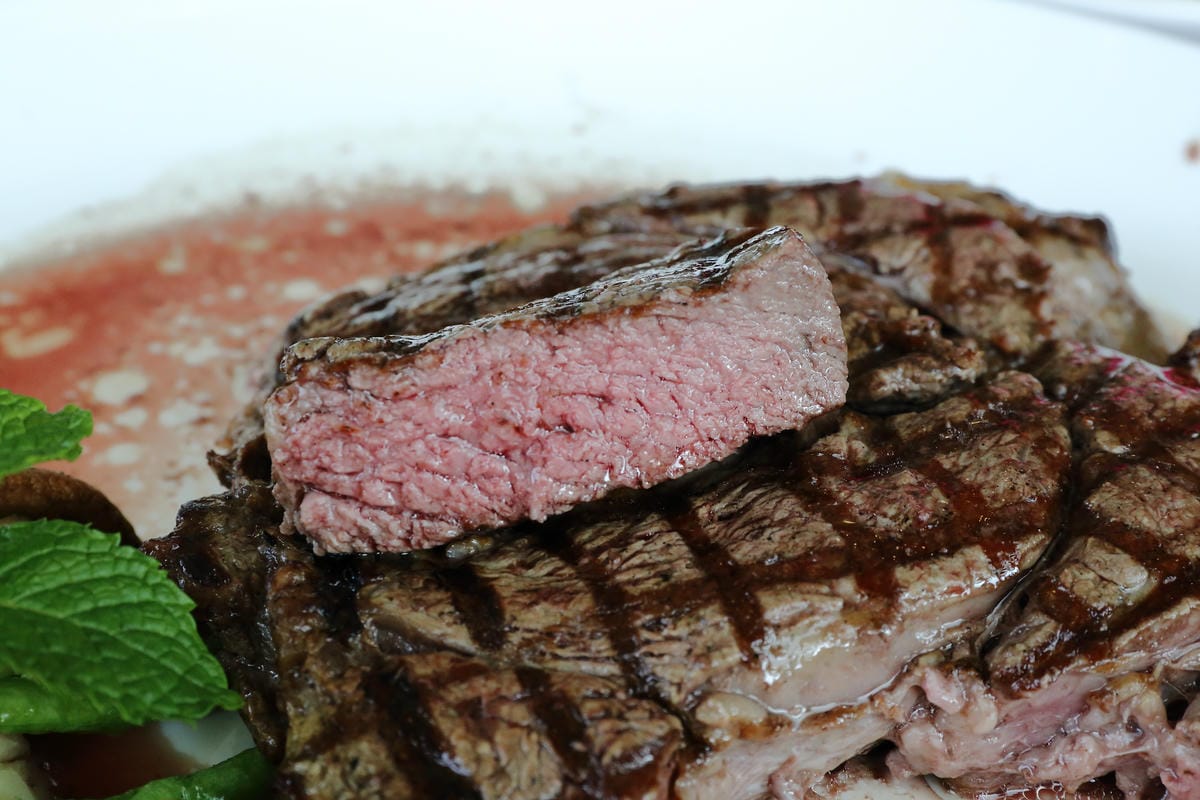 【食。新北三芝】樂岩庭園西餐～​48盎司厚5公分超大牛排等你來挑戰，大食客美食推薦，食量小者勿試！