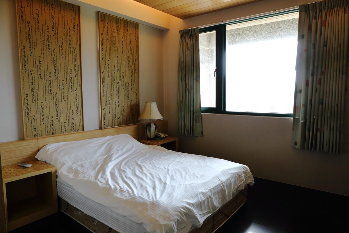 【食。新北三芝】樂岩庭園西餐～​48盎司厚5公分超大牛排等你來挑戰，大食客美食推薦，食量小者勿試！