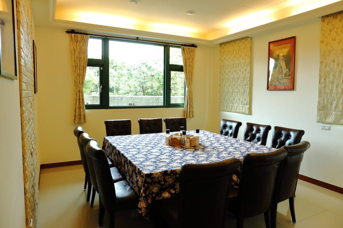 【食。新北三芝】樂岩庭園西餐～​48盎司厚5公分超大牛排等你來挑戰，大食客美食推薦，食量小者勿試！