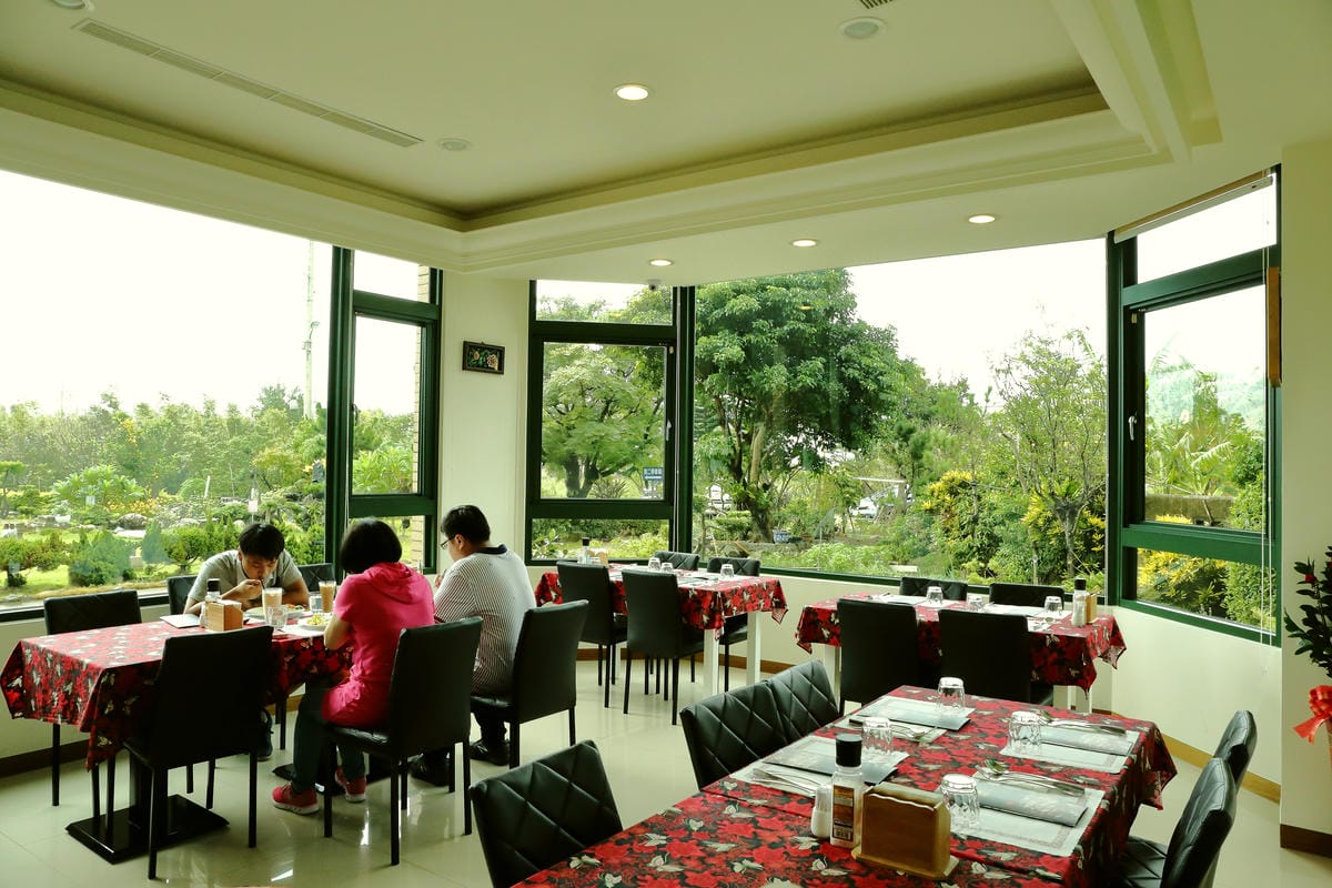 【食。新北三芝】樂岩庭園西餐～​48盎司厚5公分超大牛排等你來挑戰，大食客美食推薦，食量小者勿試！