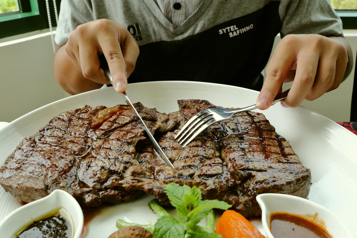 【食。新北三芝】樂岩庭園西餐～​48盎司厚5公分超大牛排等你來挑戰，大食客美食推薦，食量小者勿試！