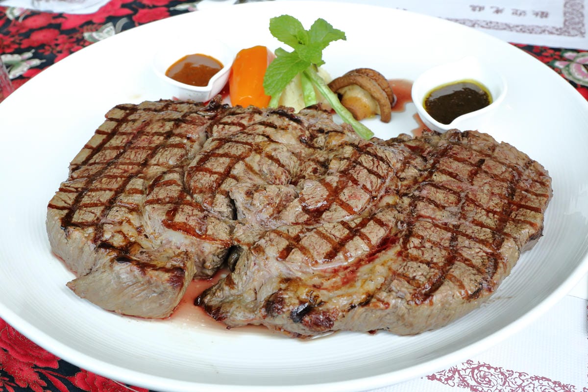 【食。新北三芝】樂岩庭園西餐～​48盎司厚5公分超大牛排等你來挑戰，大食客美食推薦，食量小者勿試！