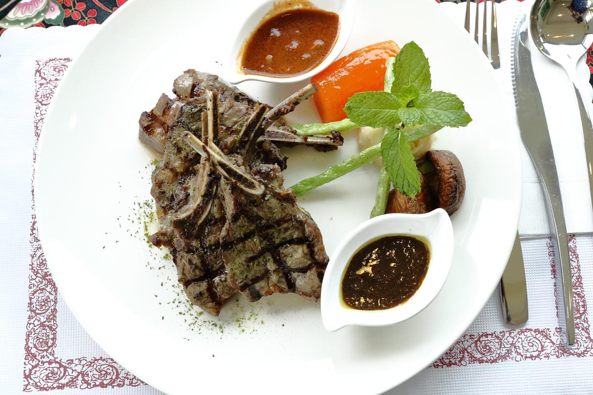 【食。新北三芝】樂岩庭園西餐～​48盎司厚5公分超大牛排等你來挑戰，大食客美食推薦，食量小者勿試！