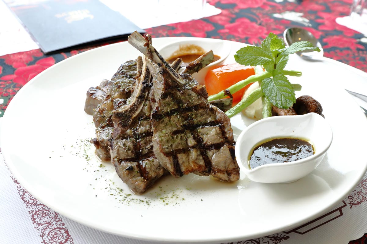 【食。新北三芝】樂岩庭園西餐～​48盎司厚5公分超大牛排等你來挑戰，大食客美食推薦，食量小者勿試！