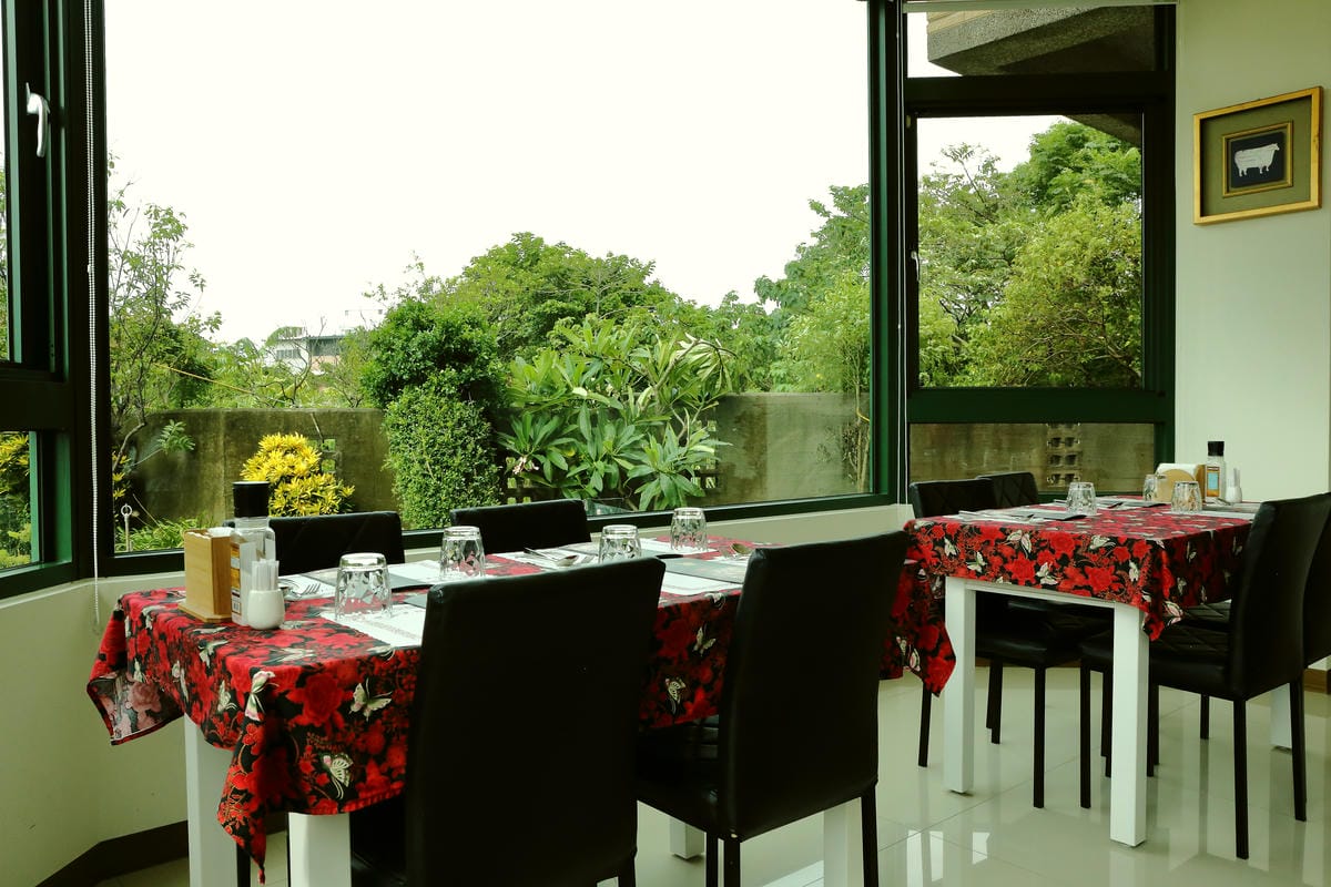 【食。新北三芝】樂岩庭園西餐～​48盎司厚5公分超大牛排等你來挑戰，大食客美食推薦，食量小者勿試！