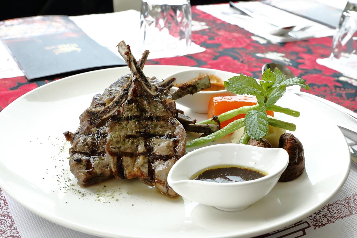 【食。新北三芝】樂岩庭園西餐～​48盎司厚5公分超大牛排等你來挑戰，大食客美食推薦，食量小者勿試！